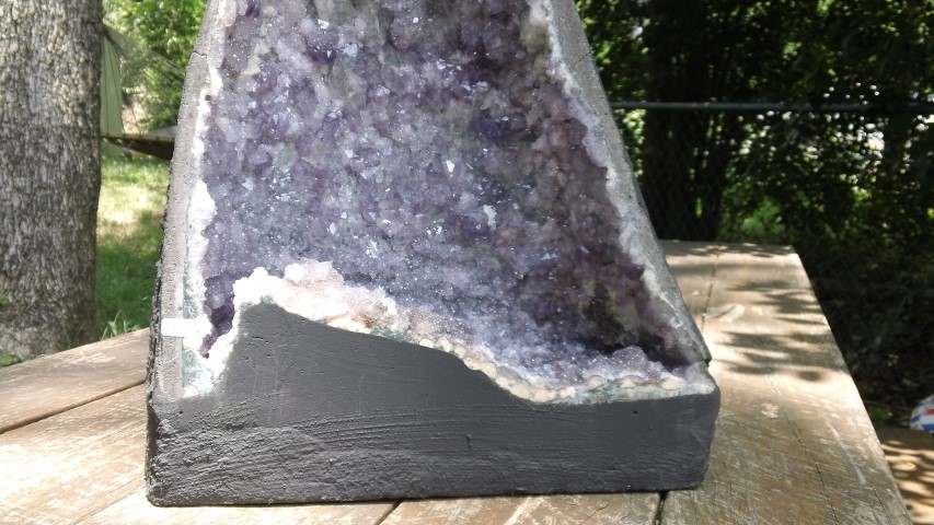 Amethyst Geode  a wonderful meditation and healing mineral 3793
